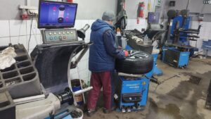 Спускает колесо без явного прокола: разбираем популярные сценарии от ниппеля до коррозии диска
